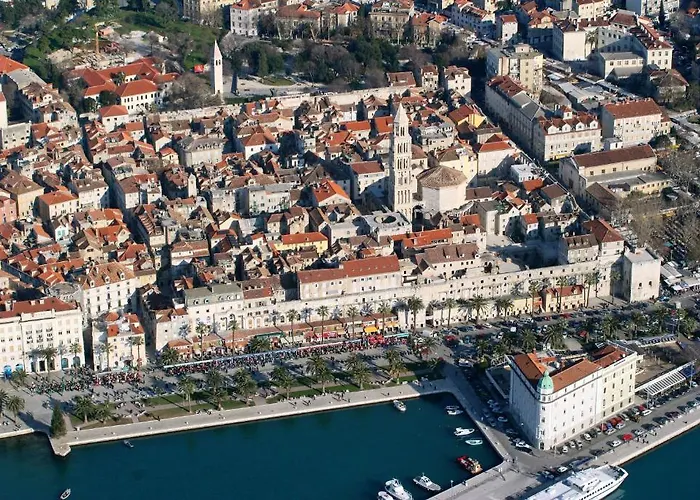 Charming With Balcony Affittacamere