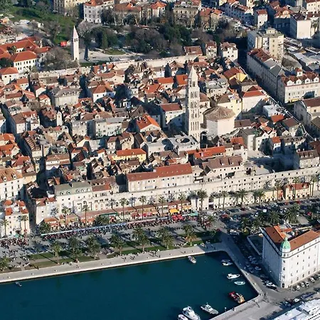 Charming With Balcony Gasthuis