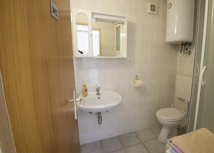 Charming With Balcony بيت ضيافة