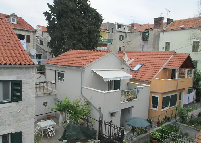 بيت ضيافة Charming With Balcony 3*